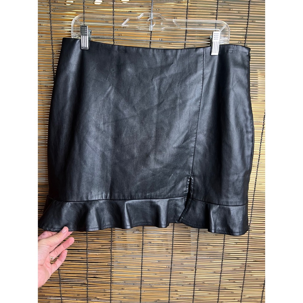 Versona Black Faux Leather Ruffle‎ Hem Mini Skirt Modern Size 16 Side Zip